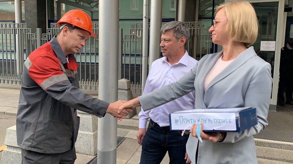 Металлург из Челябинска привез депутатам Госдумы коробку писем против поправок в ТК 1 Металлург из Челябинска привез депутатам Госдумы коробку писем против поправок в ТК 1