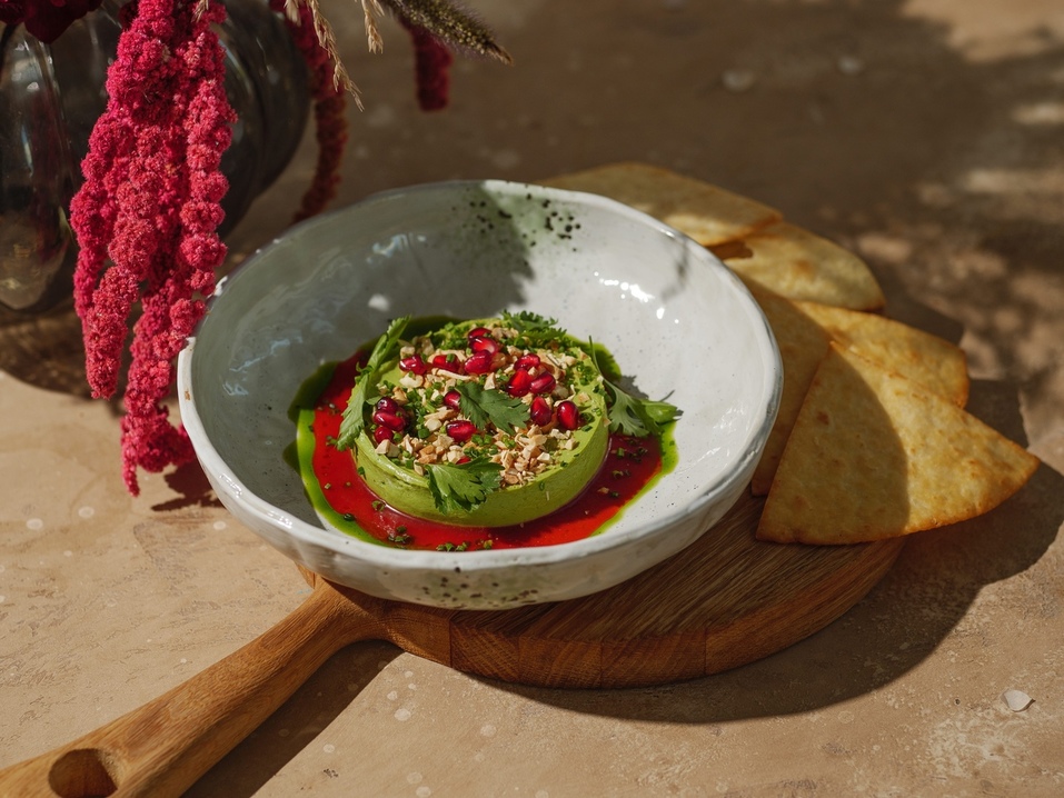 Фото: паштет с авокадо, томатным соусом, кешью и чипсами из тортильи Фото: паштет с авокадо, томатным соусом, кешью и чипсами из тортильи