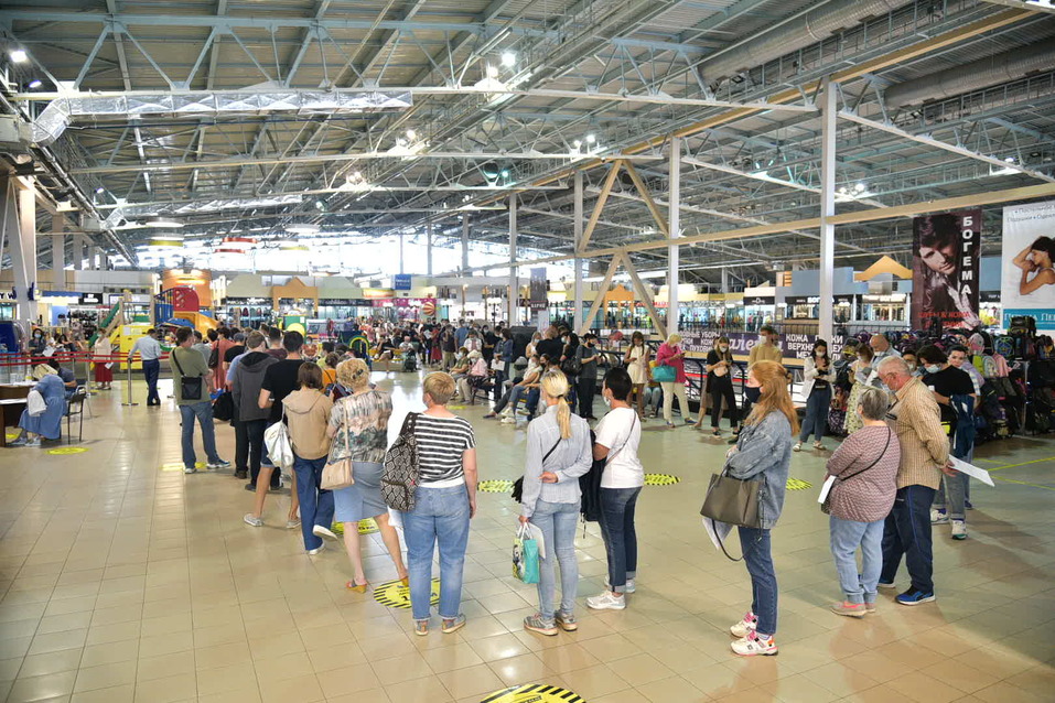 очередь на вакцинацию в мобильном прививочном пункте в ТЦ «Дирижабль». Фото: Григорий Постников/66.RU очередь на вакцинацию в мобильном прививочном пункте в ТЦ «Дирижабль». Фото: Григорий Постников/66.RU