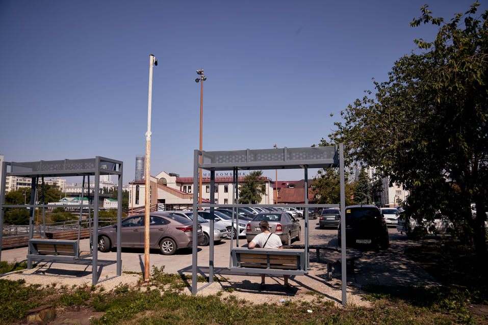 Качели на парковке Качели на парковке