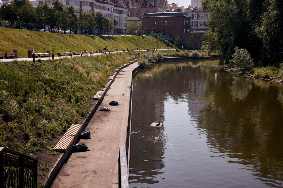 Скамейки вдоль набережной Скамейки вдоль набережной