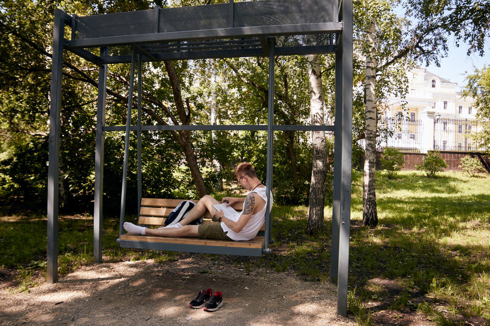 Человек на качелях Человек на качелях