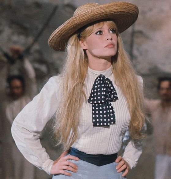 Верблюд, рыжий конь, жемчуга и глина — история одной «Визуализации»
7 Верблюд, рыжий конь, жемчуга и глина — история одной «Визуализации»
7