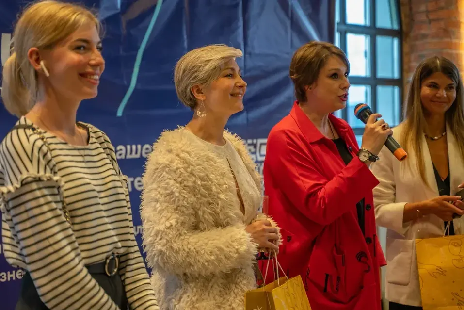 Верблюд, рыжий конь, жемчуга и глина — история одной «Визуализации»
1 Верблюд, рыжий конь, жемчуга и глина — история одной «Визуализации»
1