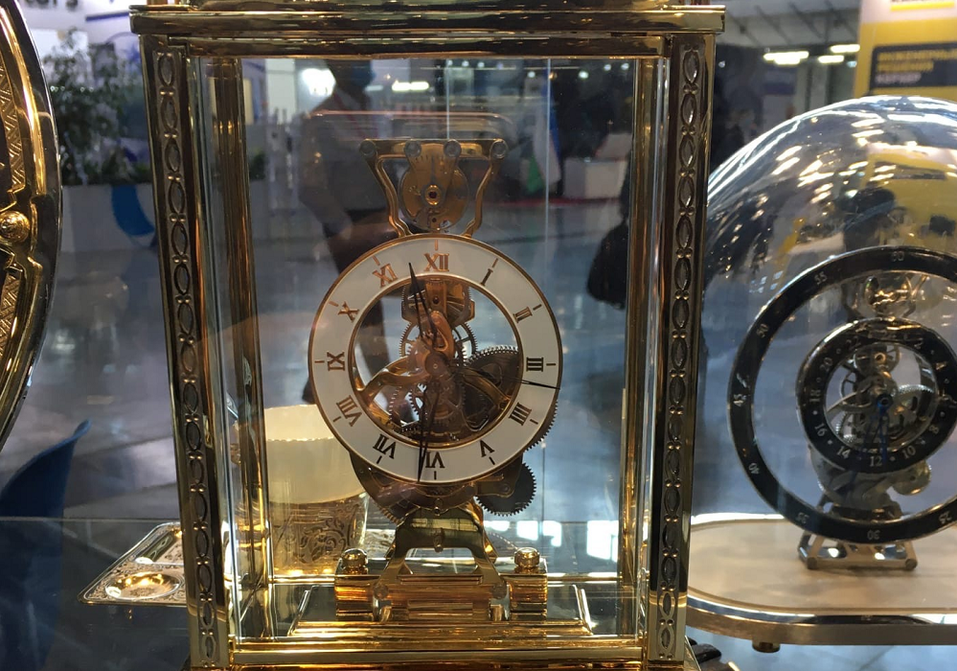 Челябинский завод «Молния» представил на «Иннопром-2021» часы за 1 млн рублей 2 Челябинский завод «Молния» представил на «Иннопром-2021» часы за 1 млн рублей 2