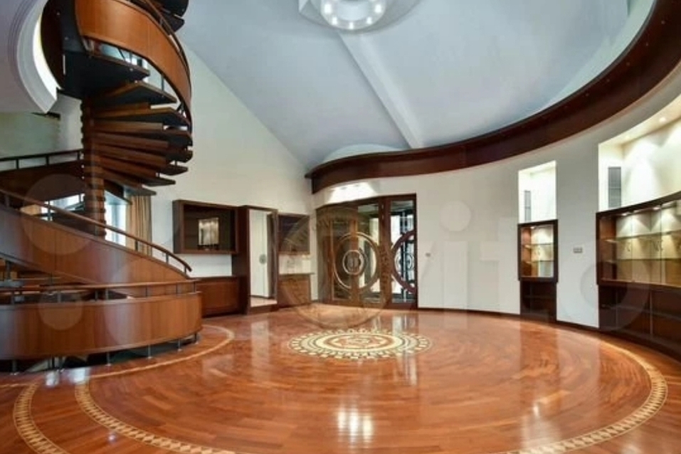 Замок с уценкой: почему не продается особняк  Анатолия Быкова 
 1 Замок с уценкой: почему не продается особняк  Анатолия Быкова 
 1