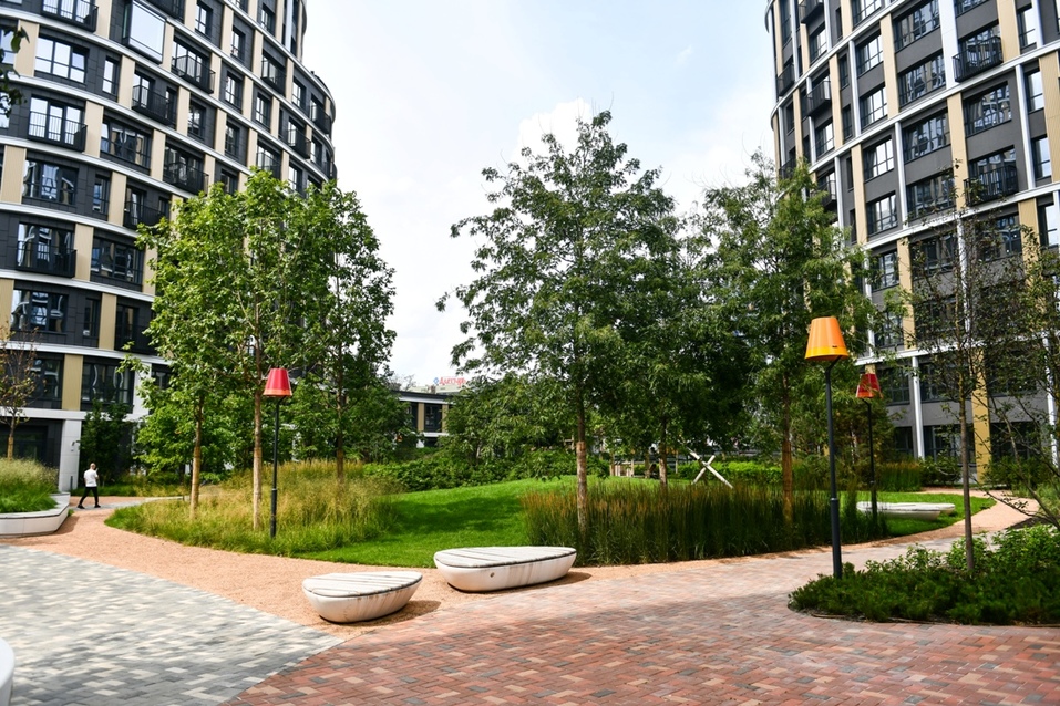 Дорожки во дворе ЖК выполнены из разных материалов Дорожки во дворе ЖК выполнены из разных материалов