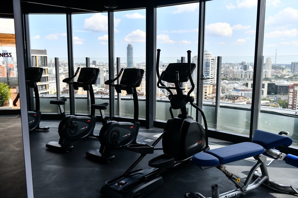 В зоне кардио можно тренироваться с видом на город В зоне кардио можно тренироваться с видом на город