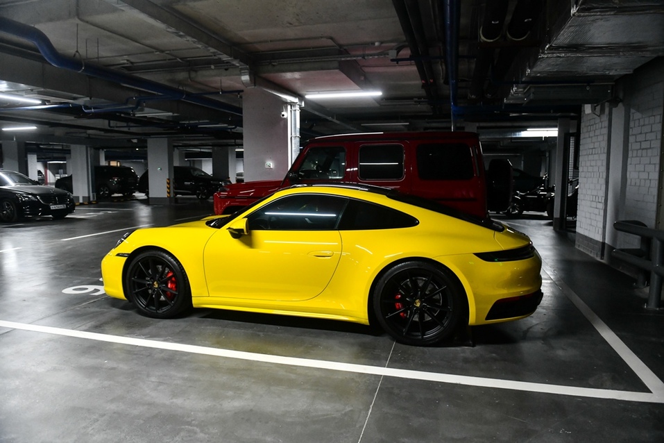 Паркинг ЖК не пустует, здесь много дорогих авто Паркинг ЖК не пустует, здесь много дорогих авто