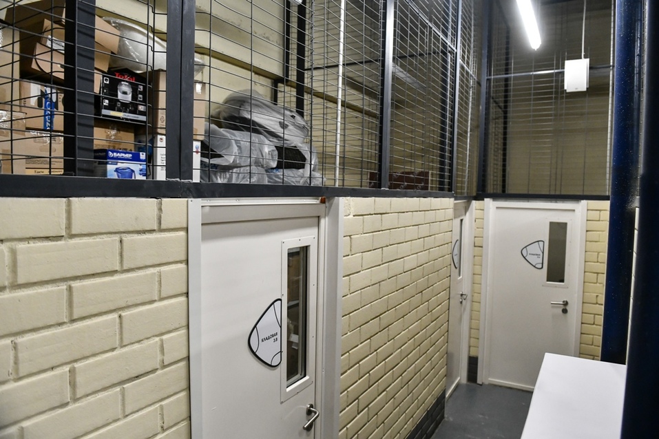 Верхняя часть кладовых открытая: это уже не кирпичная стена, а решетка. Так удается сделать помещения дешевле Верхняя часть кладовых открытая: это уже не кирпичная стена, а решетка. Так удается сделать помещения дешевле