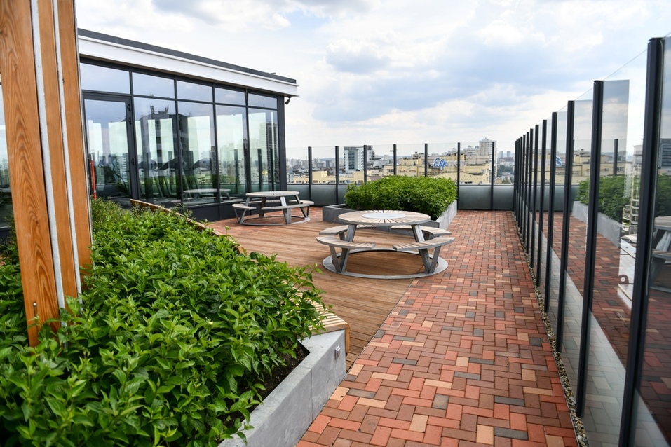 Мебель на кровлях прикручена к полу. Это антивандальная мера Мебель на кровлях прикручена к полу. Это антивандальная мера