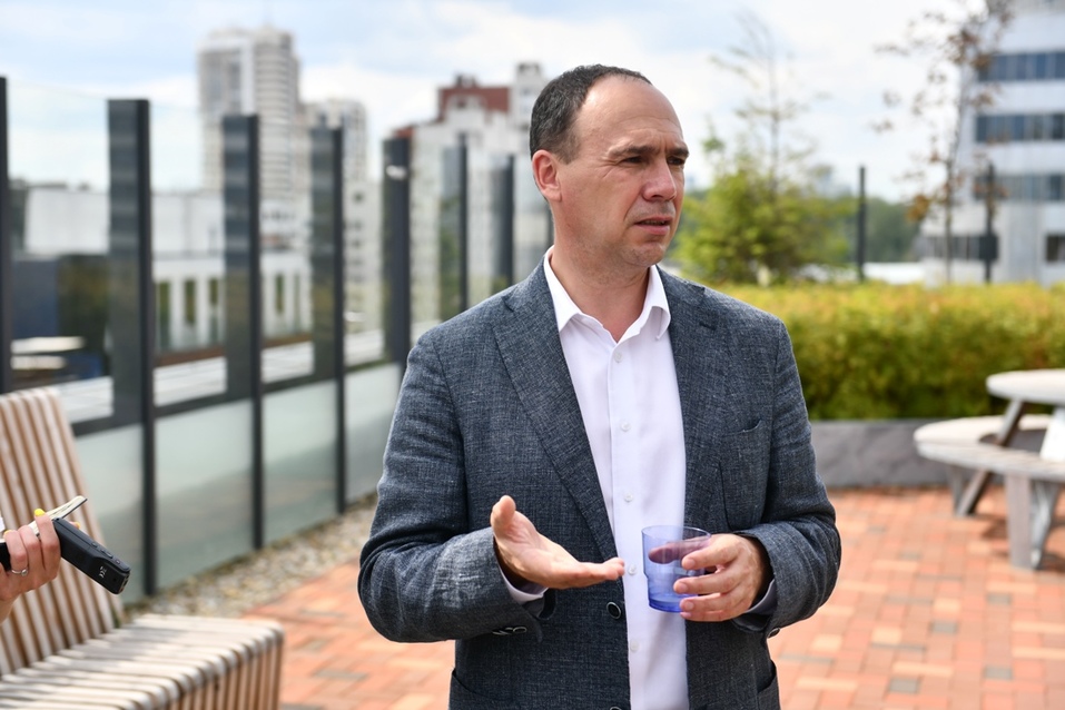 Михаил Ерофеев, стоя на кровле, рассказывает о предпочтениях покупателей Михаил Ерофеев, стоя на кровле, рассказывает о предпочтениях покупателей