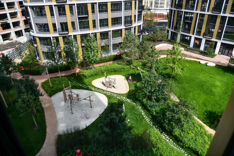 Двор ЖК представляет собой зеленый оазис в центре мегаполиса Двор ЖК представляет собой зеленый оазис в центре мегаполиса