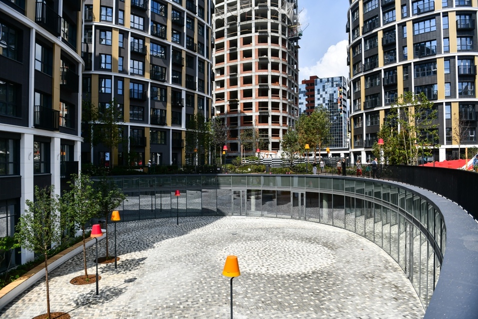 Слева будет коворкинг, справа расположится фудмаркет Слева будет коворкинг, справа расположится фудмаркет