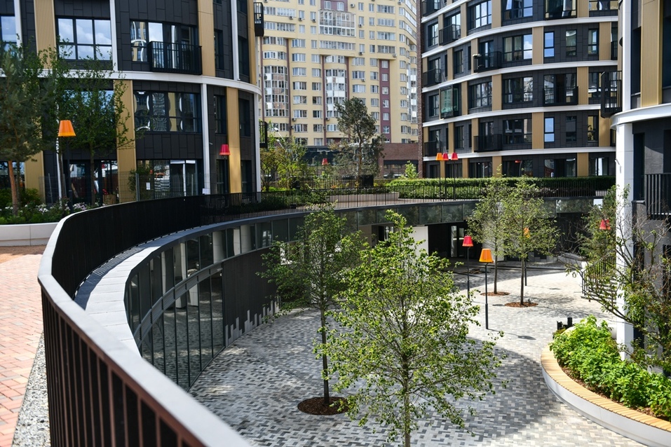 Жители ЖК смогут гулять по крыше фудмаркета. Посторонним доступ сюда будет закрыт Жители ЖК смогут гулять по крыше фудмаркета. Посторонним доступ сюда будет закрыт