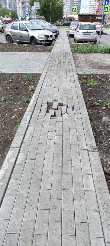 «Падал прошлогодний бордюр»: территорию у МФЦ обещают восстановить по гарантии, но не всю 1 «Падал прошлогодний бордюр»: территорию у МФЦ обещают восстановить по гарантии, но не всю 1