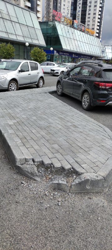 «Падал прошлогодний бордюр»: территорию у МФЦ обещают восстановить по гарантии, но не всю 2 «Падал прошлогодний бордюр»: территорию у МФЦ обещают восстановить по гарантии, но не всю 2