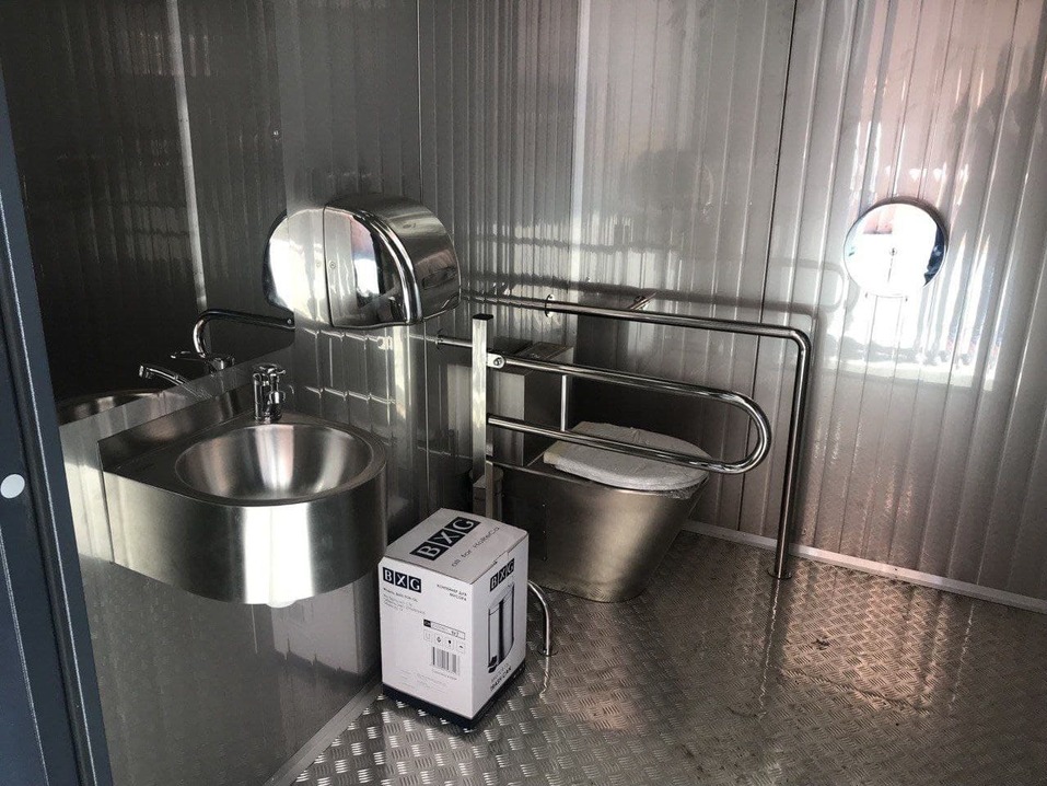 В центре Челябинска установили туалет, который стоит, как двухкомнатная квартира 1 В центре Челябинска установили туалет, который стоит, как двухкомнатная квартира 1