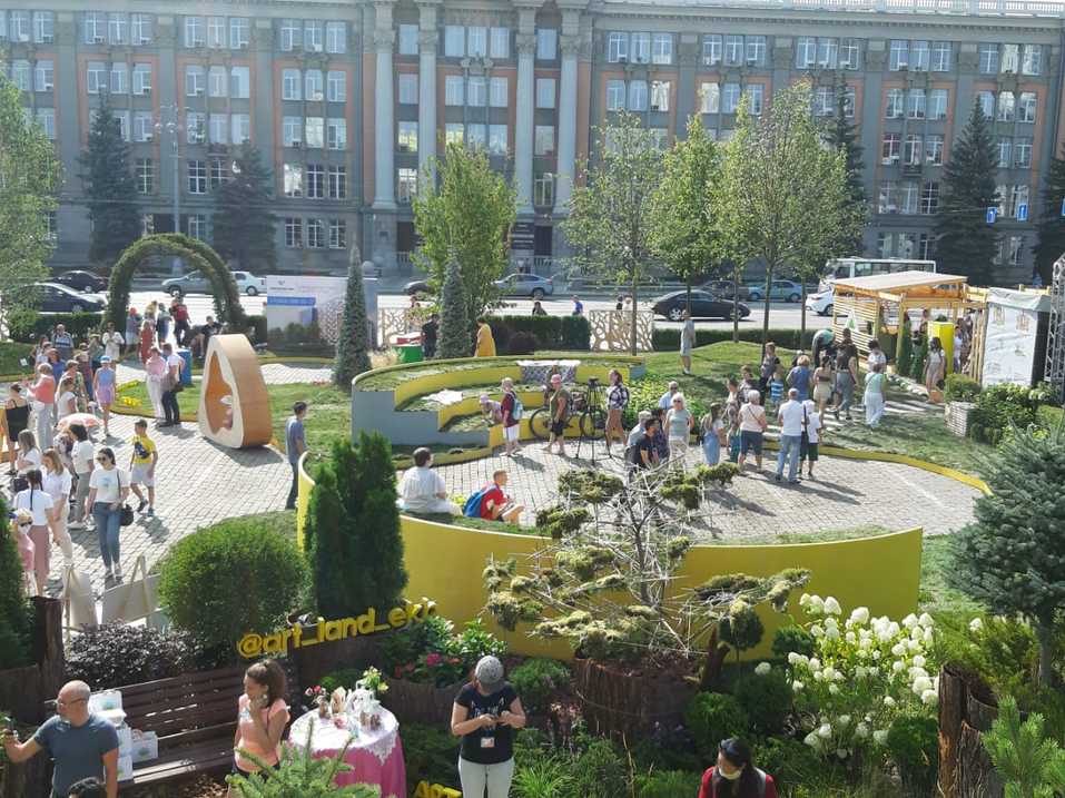 На площади 1905 года атмосферно: деревья в кадках, фотозоны, мастер-классы. Фоторепортаж 1 На площади 1905 года атмосферно: деревья в кадках, фотозоны, мастер-классы. Фоторепортаж 1