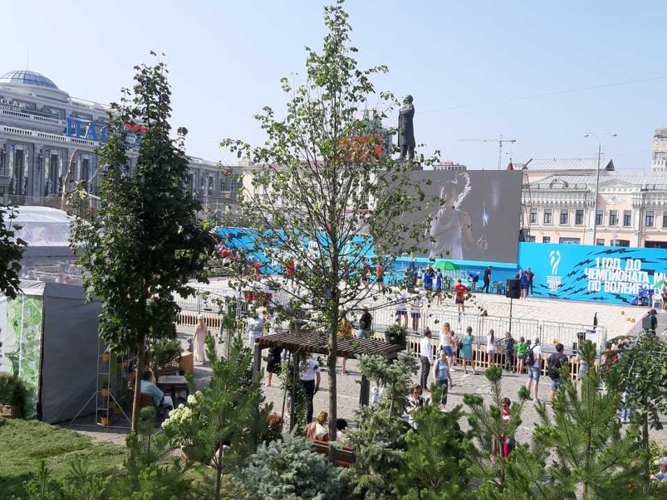 На площади 1905 года атмосферно: деревья в кадках, фотозоны, мастер-классы. Фоторепортаж 3 На площади 1905 года атмосферно: деревья в кадках, фотозоны, мастер-классы. Фоторепортаж 3