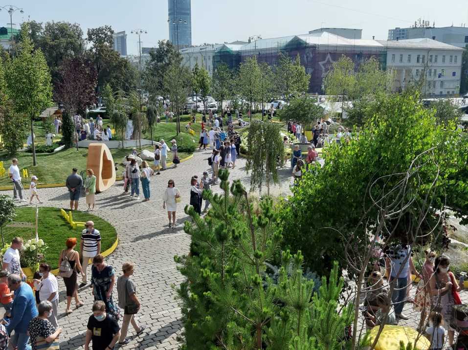 На площади 1905 года атмосферно: деревья в кадках, фотозоны, мастер-классы. Фоторепортаж 5 На площади 1905 года атмосферно: деревья в кадках, фотозоны, мастер-классы. Фоторепортаж 5