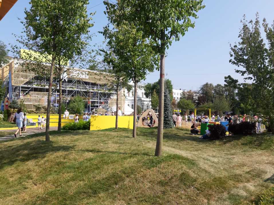 На площади 1905 года атмосферно: деревья в кадках, фотозоны, мастер-классы. Фоторепортаж 6 На площади 1905 года атмосферно: деревья в кадках, фотозоны, мастер-классы. Фоторепортаж 6