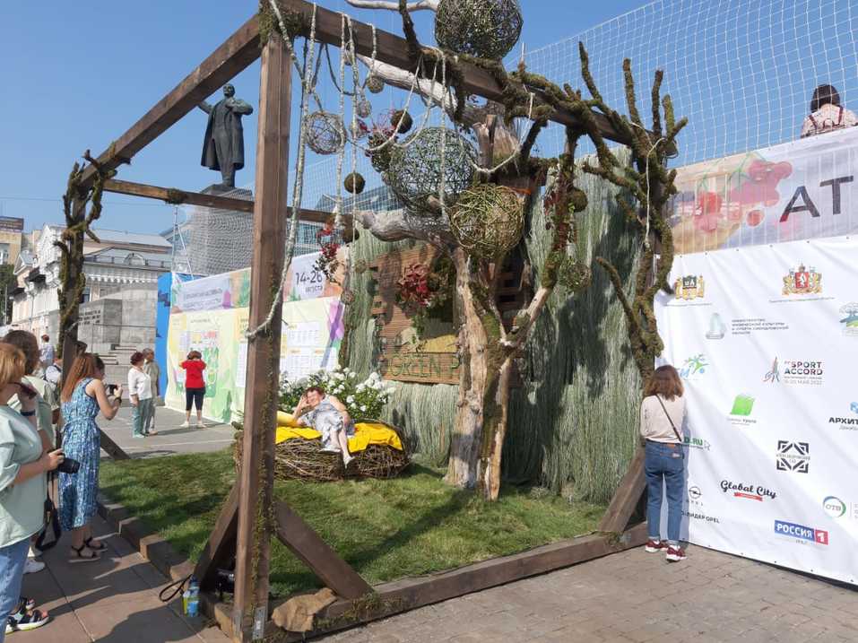 На площади 1905 года атмосферно: деревья в кадках, фотозоны, мастер-классы. Фоторепортаж 9 На площади 1905 года атмосферно: деревья в кадках, фотозоны, мастер-классы. Фоторепортаж 9