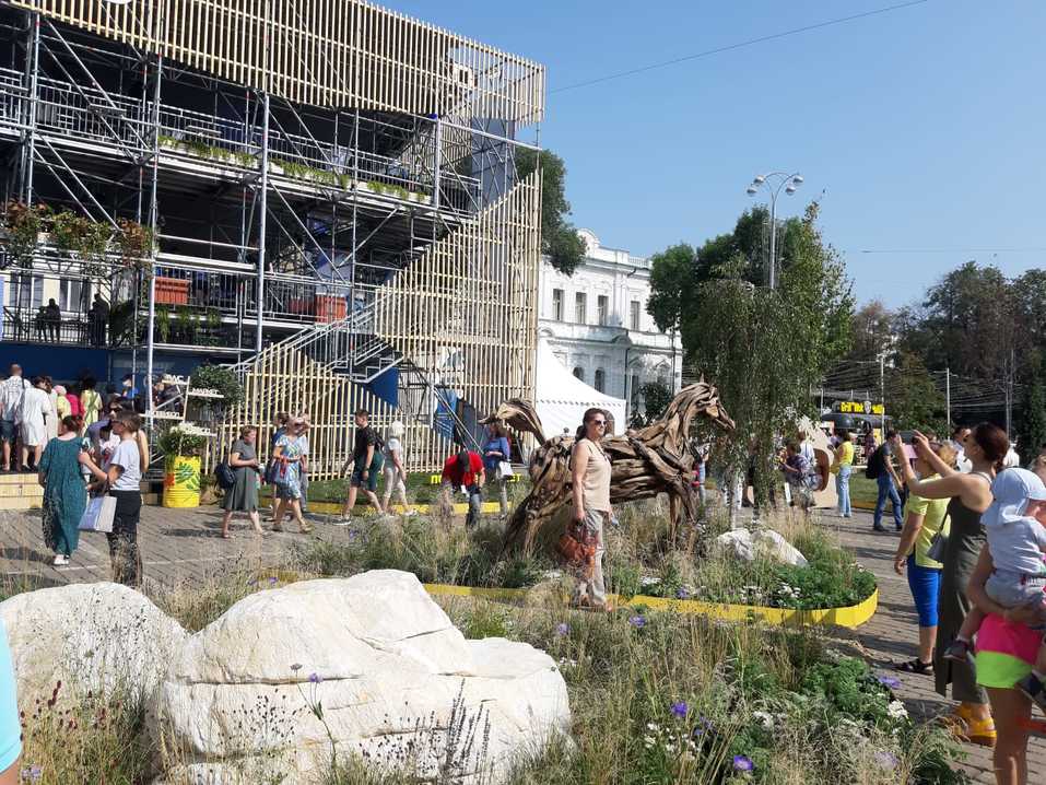 На площади 1905 года атмосферно: деревья в кадках, фотозоны, мастер-классы. Фоторепортаж 11 На площади 1905 года атмосферно: деревья в кадках, фотозоны, мастер-классы. Фоторепортаж 11