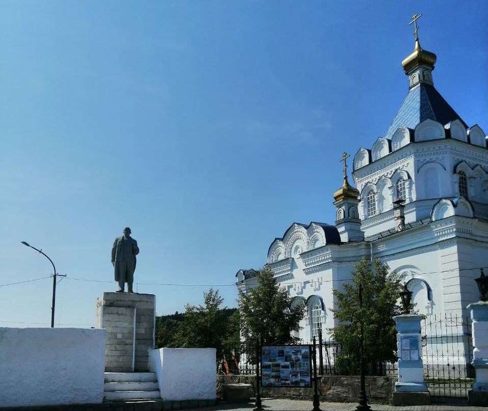 Храм 19 века соседствует на поселковой площади с Лениным Храм 19 века соседствует на поселковой площади с Лениным