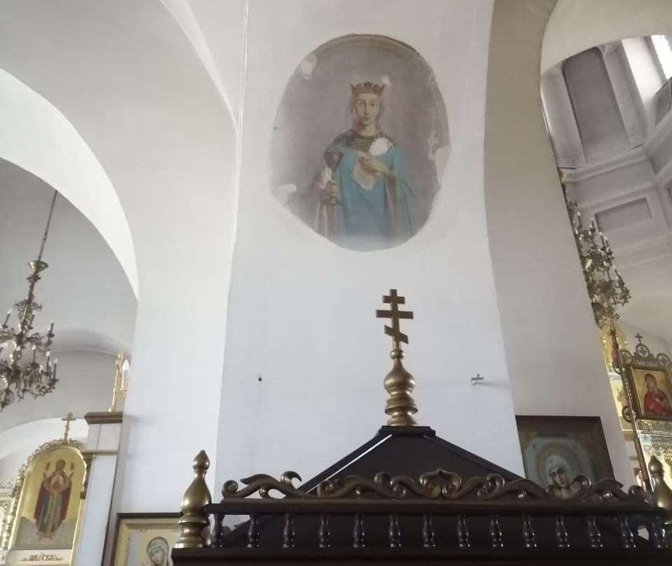 Внутри церкви есть старинная фреска, которая проступила сквозь штукатурку Внутри церкви есть старинная фреска, которая проступила сквозь штукатурку