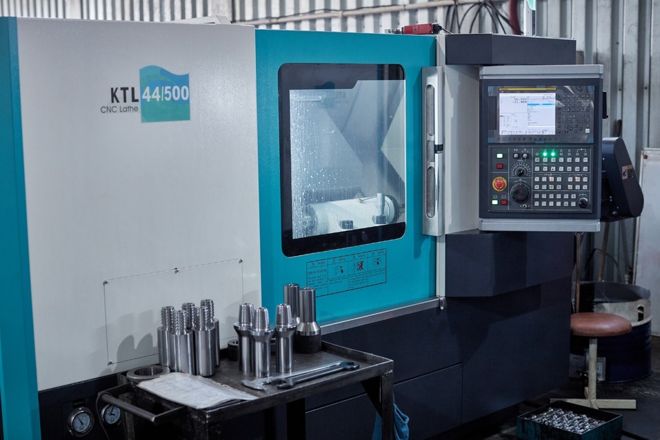 В арсенале компании как советские станки, так и современные зарубежные В арсенале компании как советские станки, так и современные зарубежные