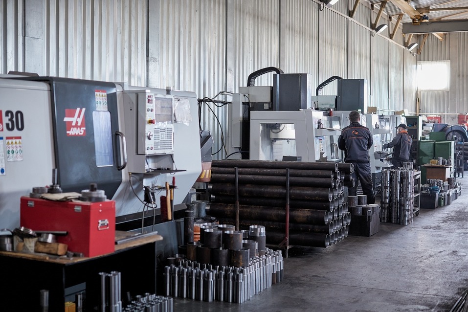 В арсенале компании как советские станки, так и современные зарубежные В арсенале компании как советские станки, так и современные зарубежные