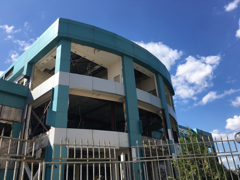 Почти половину здания уже разбрали Почти половину здания уже разбрали