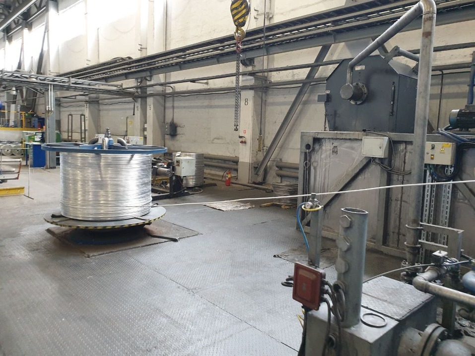 В первом цехе БКЗ изготавливают полуфабиркат для кабеля В первом цехе БКЗ изготавливают полуфабиркат для кабеля