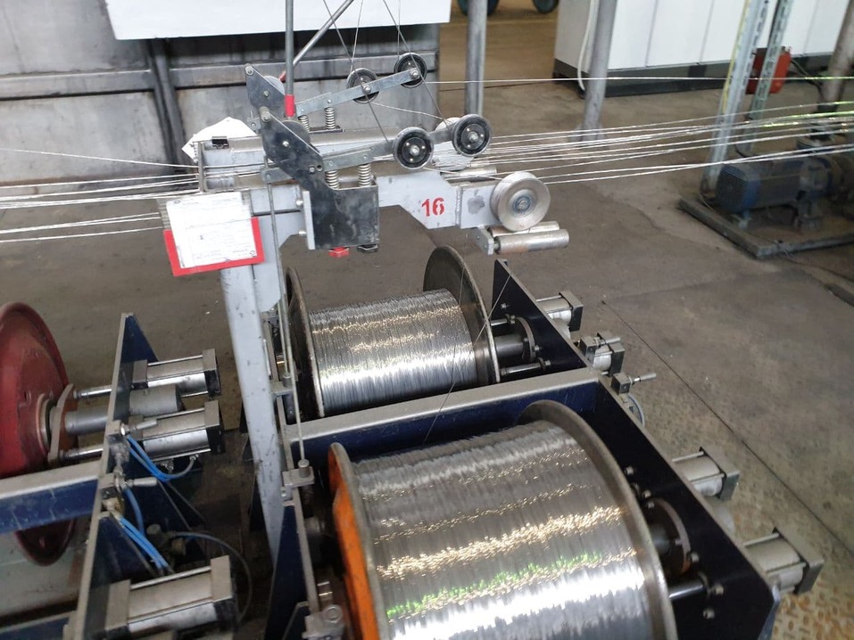 В первом цехе БКЗ изготавливают полуфабиркат для кабеля В первом цехе БКЗ изготавливают полуфабиркат для кабеля