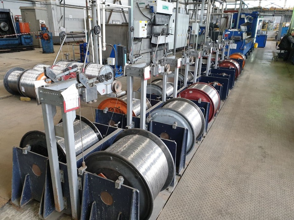 В первом цехе БКЗ изготавливают полуфабиркат для кабеля В первом цехе БКЗ изготавливают полуфабиркат для кабеля