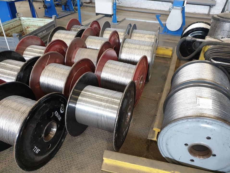 В первом цехе БКЗ изготавливают полуфабиркат для кабеля В первом цехе БКЗ изготавливают полуфабиркат для кабеля