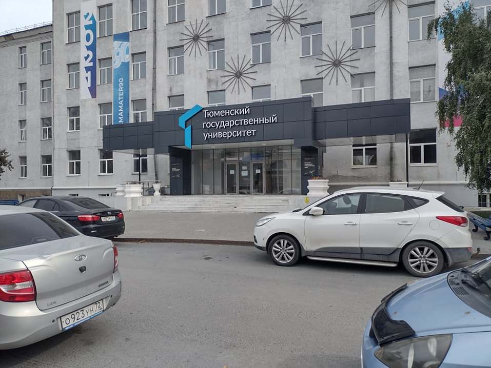 У главного фасада пока забора нет У главного фасада пока забора нет