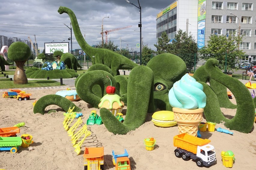 «Вулкан» с цветным дымом и динозавры: на Взлетке открылся интерактивный парк «Юкка» 1