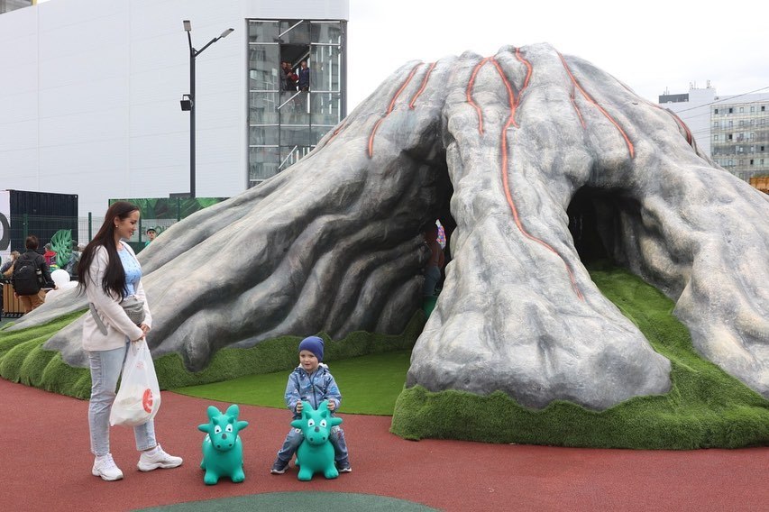 «Вулкан» с цветным дымом и динозавры: на Взлетке открылся интерактивный парк «Юкка» 2