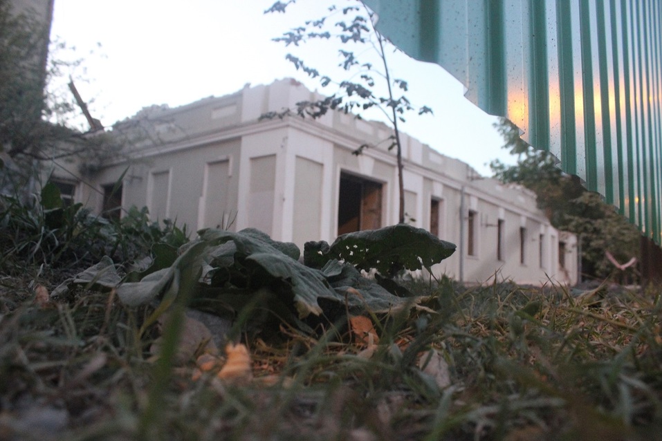 В центре города сносят старинное здание. Оно мешает строительству нового корпуса ТюмГУ 1 В центре города сносят старинное здание. Оно мешает строительству нового корпуса ТюмГУ 1