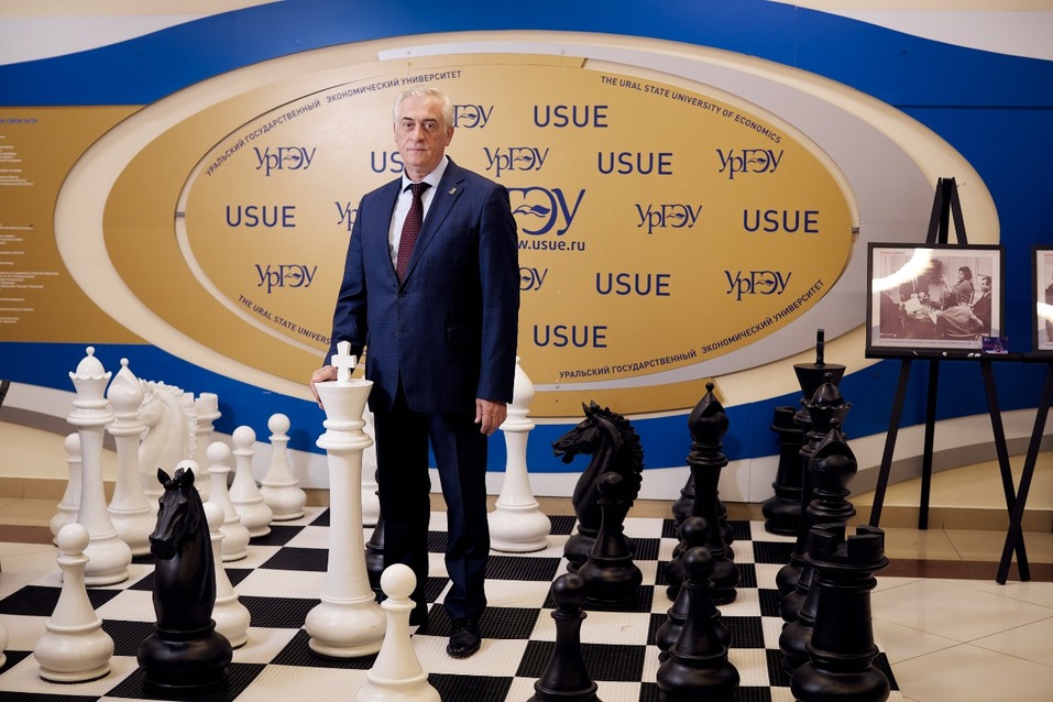 В холле УрГЭУ установлена большая шахматная доска В холле УрГЭУ установлена большая шахматная доска