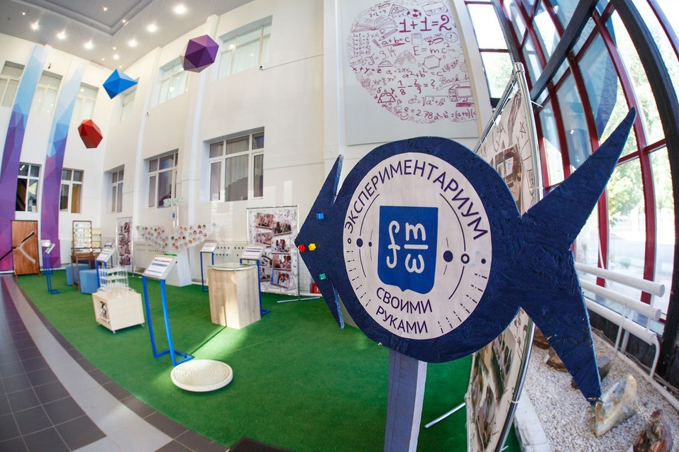 Школа оформлена современно Школа оформлена современно