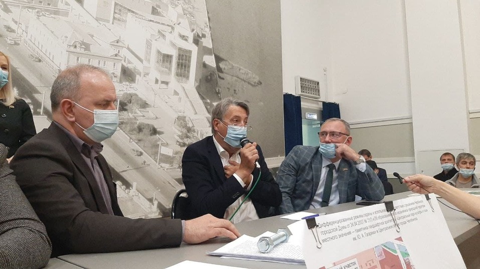 Жители Челябинска выступили против паркинга у ЦПКиО на стихийных публичных слушаниях 3 Жители Челябинска выступили против паркинга у ЦПКиО на стихийных публичных слушаниях 3