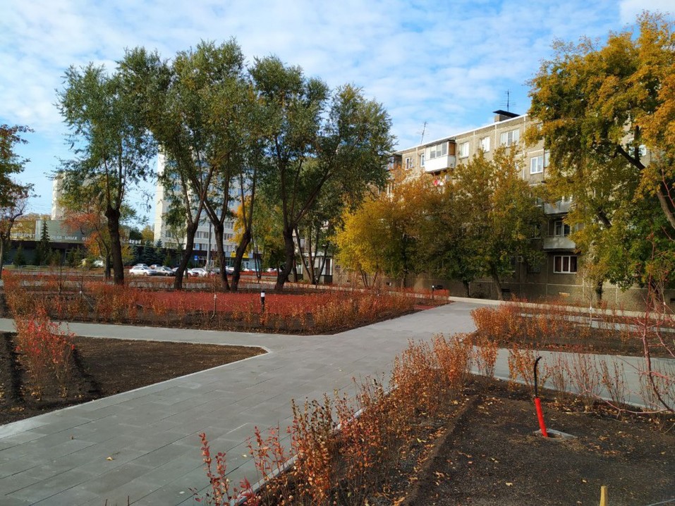 В центре Челябинска заканчивают обустраивать сквер на месте снесенных бараков 2 В центре Челябинска заканчивают обустраивать сквер на месте снесенных бараков 2
