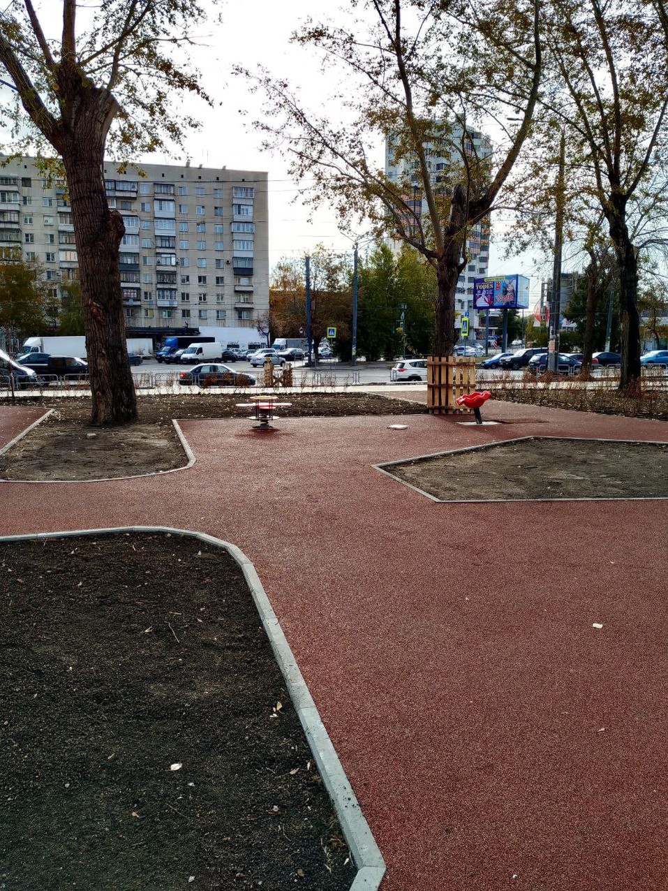 В центре Челябинска заканчивают обустраивать сквер на месте снесенных бараков 3 В центре Челябинска заканчивают обустраивать сквер на месте снесенных бараков 3