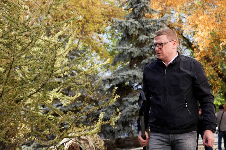 Алексей Текслер посадил даурские лиственницы на проспекте Ленина в Челябинске 2 Алексей Текслер посадил даурские лиственницы на проспекте Ленина в Челябинске 2