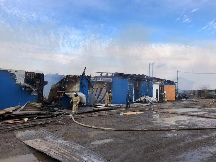 Склад с горючим горит под Красноярском
2 Склад с горючим горит под Красноярском
2