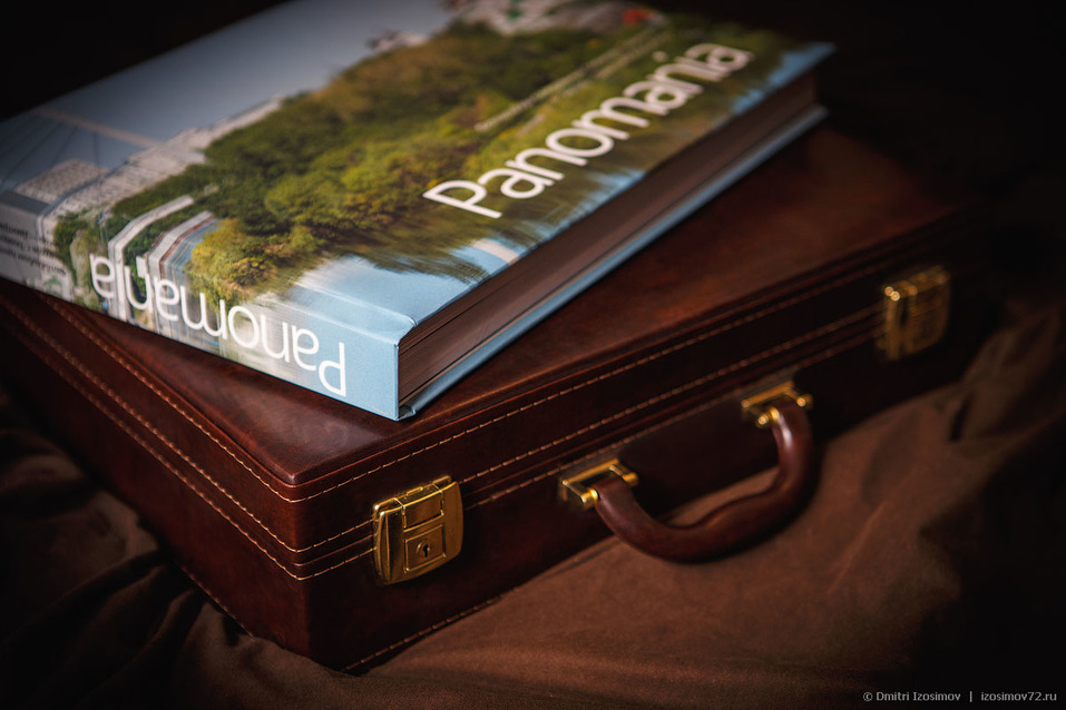 Альбом в кейсе весит пять килограммов Альбом в кейсе весит пять килограммов