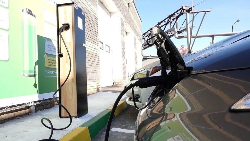 электрзаправочная станция для электромобилей около ТРЦ Рио на Московском шоссе в Нижнем Новгороде электрзаправочная станция для электромобилей около ТРЦ Рио на Московском шоссе в Нижнем Новгороде